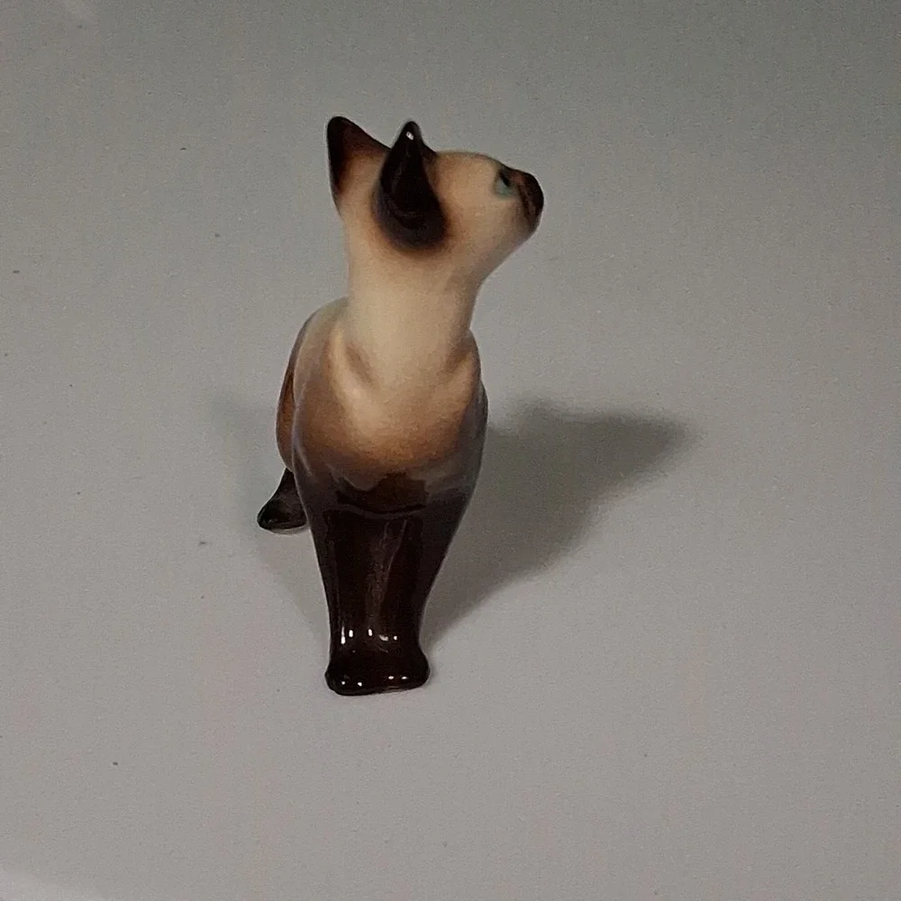 HAGEN RENAKER-Siamese Cat Standing With Tail Out Ceramic Mini Figurine.